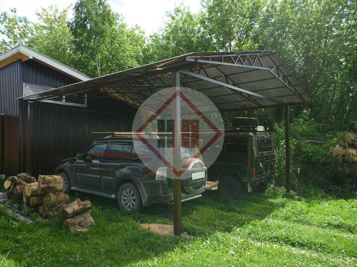 недорогой навес с двускатной крышей для двух автомобилей