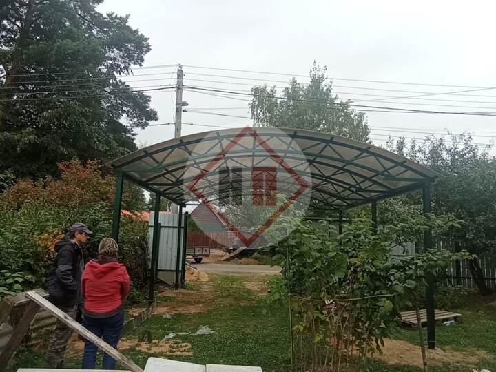 арочный отдельно стоящий навес для дачного дома