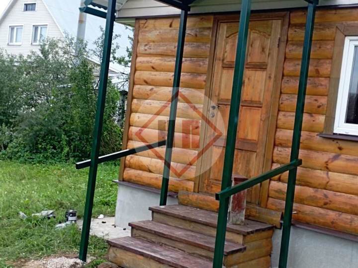 железный двускатный навес для крыльца дома