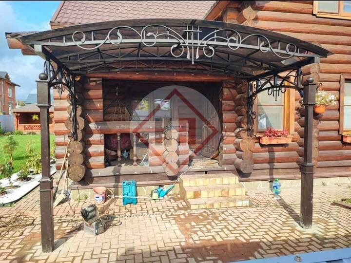 кованый навес для бревенчатого загородного дома