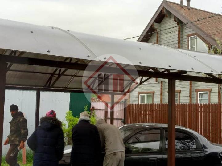 арочный навес для дачи с кровлей из поликарбоната