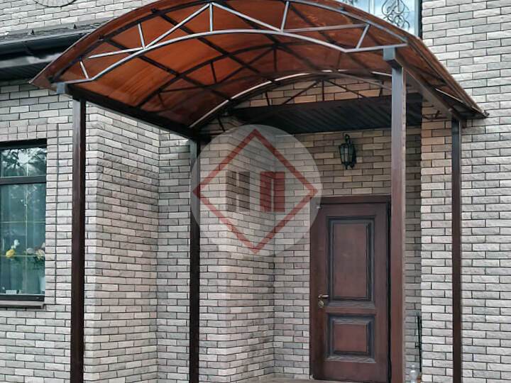 арочный небольшой навес над крыльцом