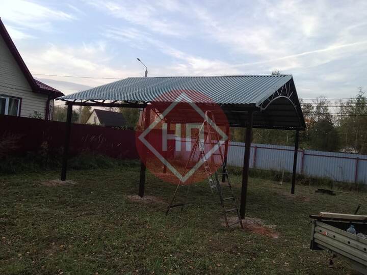 навес для дачи с двускатной крышей из профлиста