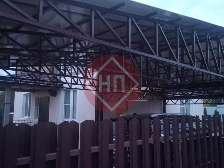 широкий двускатный навес из сотового поликарбоната