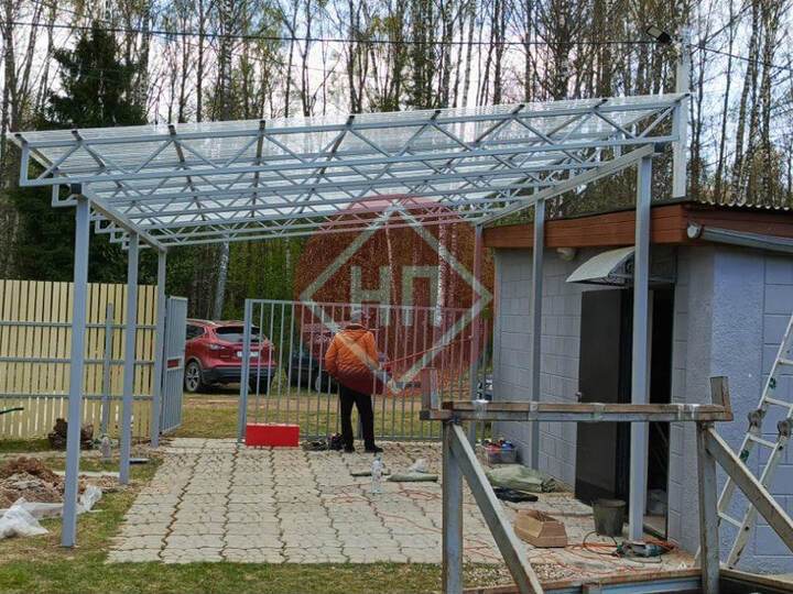 серый односкатный навес с монолитным поликарбонатом