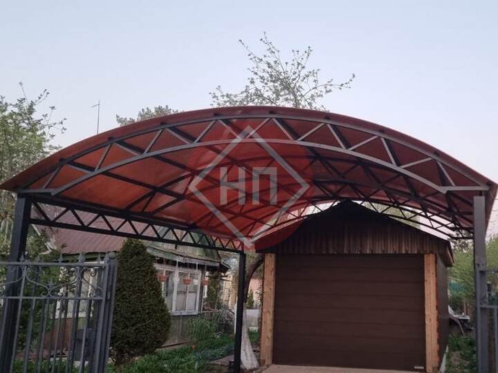навес для загородного участка с деревянным домом