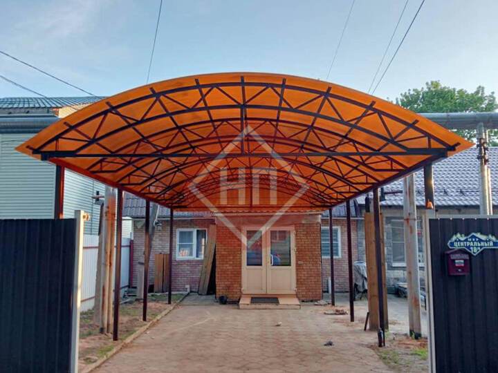 арочный навес из поликарбоната сотового оранжевого цвета