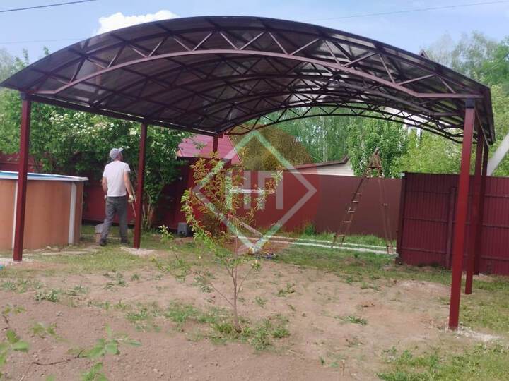 навес из поликарбоната сотового с арочными фермами