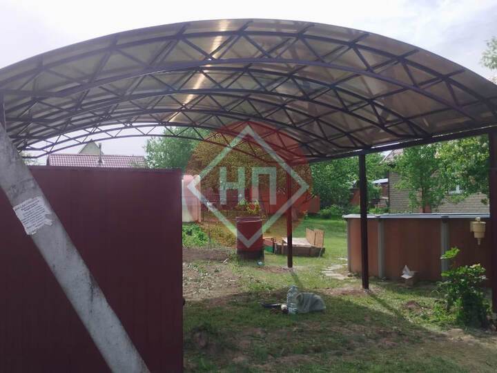 навес из поликарбоната сотового с арочными фермами