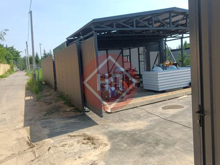 большой гараж из сэндвич-панелей с навесом