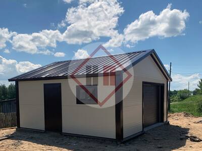 гараж с двускатной крышей из сэндвич-панелей с окном